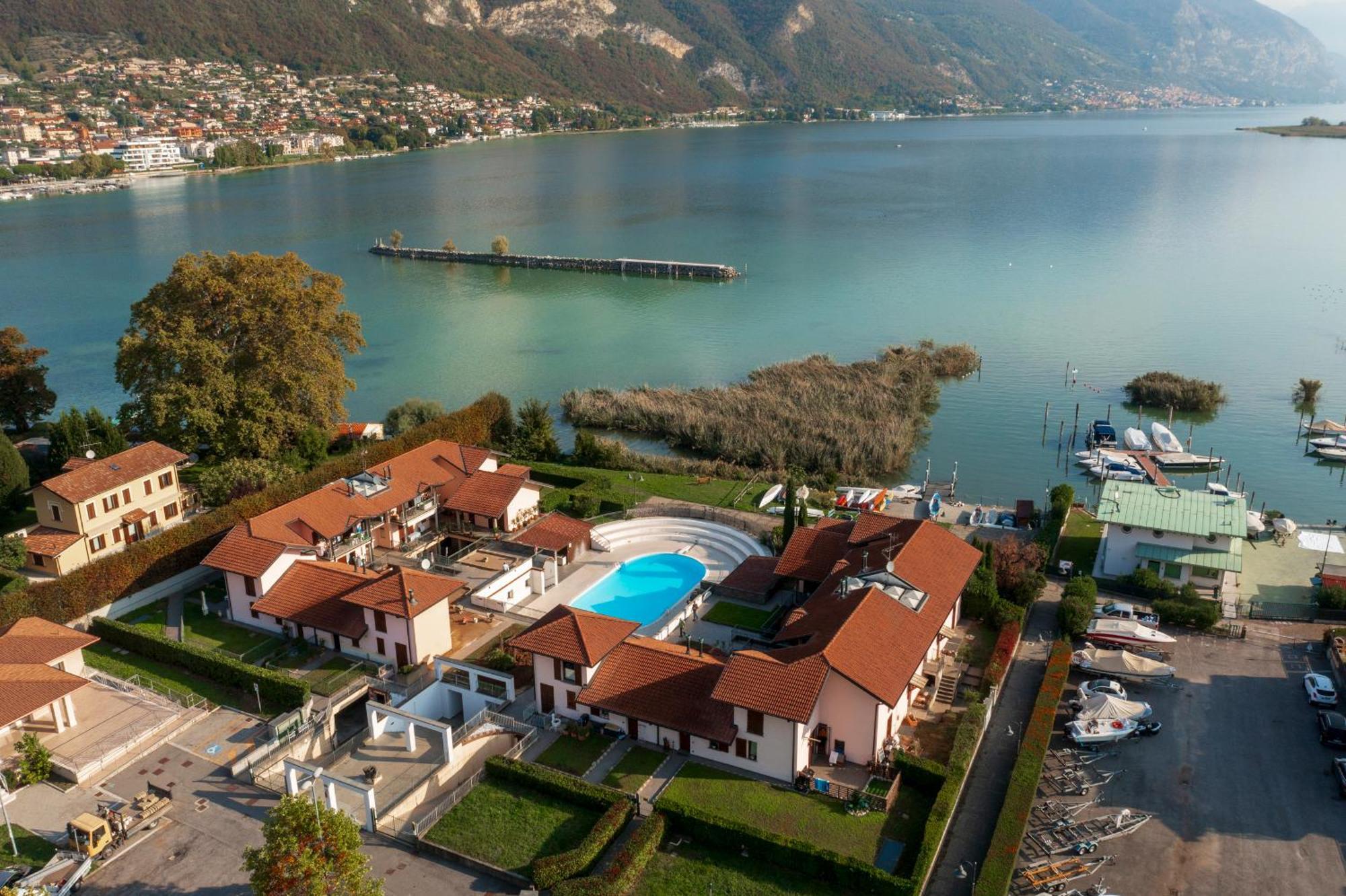 Quarzo Blu Apartment Паратико Екстериор снимка